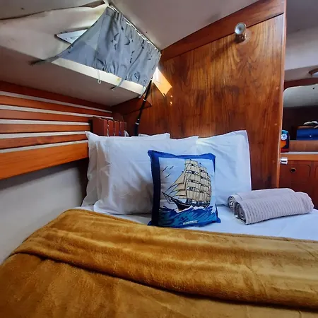 ספינת מלון Ellie *