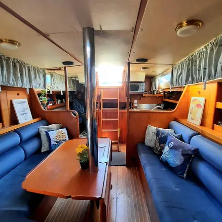 Botel Ellie Lagos