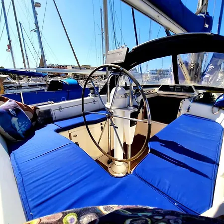 Botel Ellie Lagos